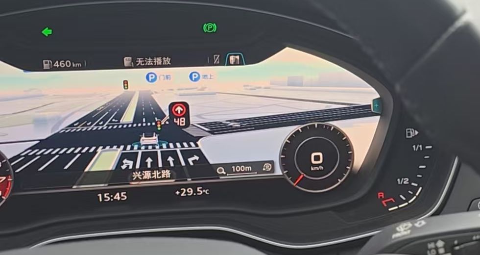 Virtual Cockpit 仪表上的 CarPlay 第二屏导航，显示车道引导和路名