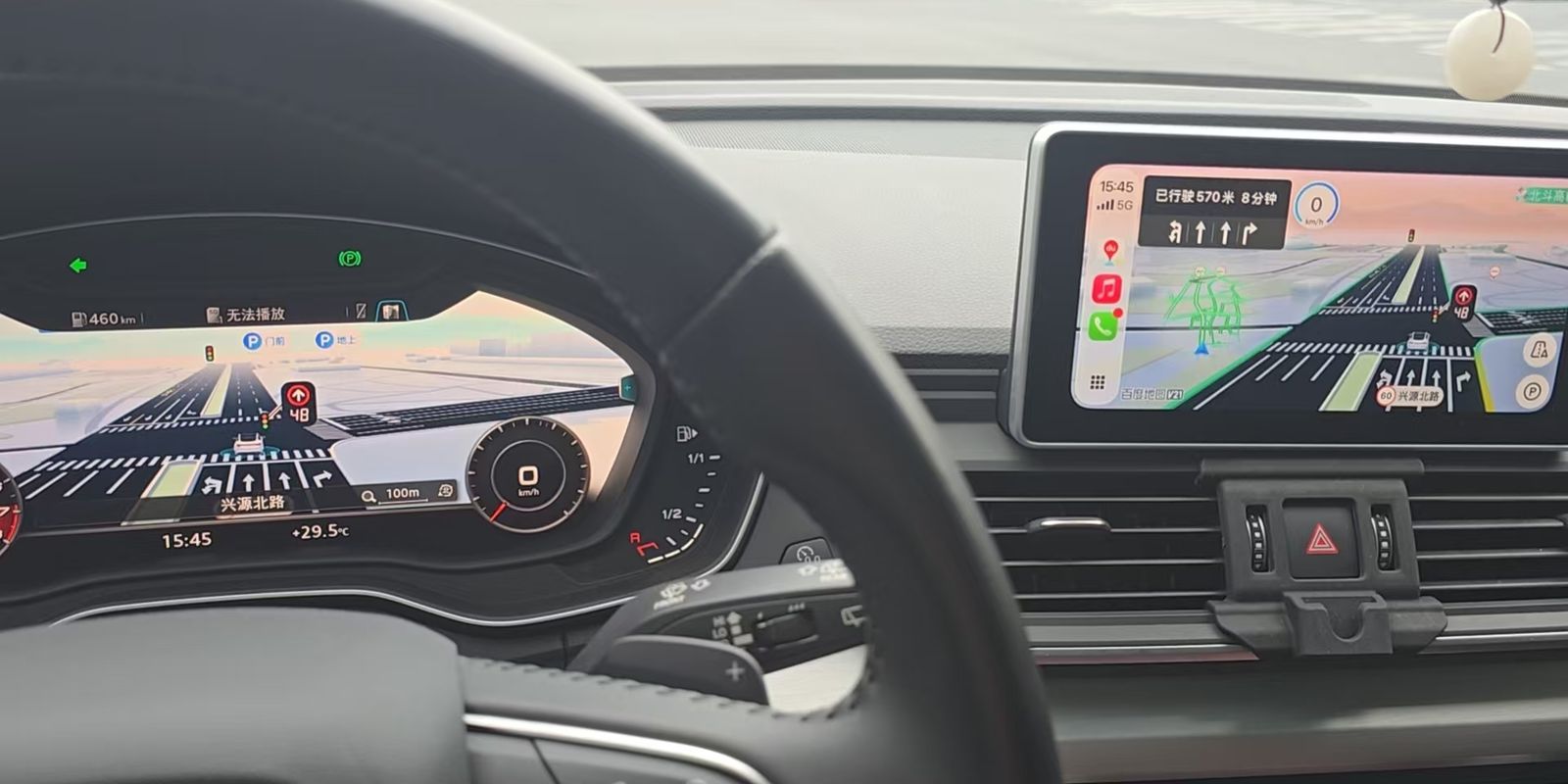 实车照片：奥迪 Virtual Cockpit 仪表显示 CarPlay 第二屏导航与车道引导，中控屏同时运行 CarPlay